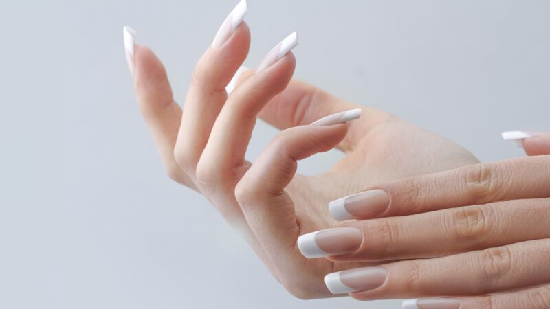 French Nails- ein zeitloser Trend!